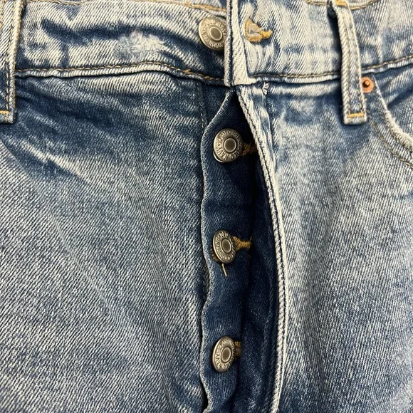 Lightwash Distressed Jeans - Picture 4 of 8